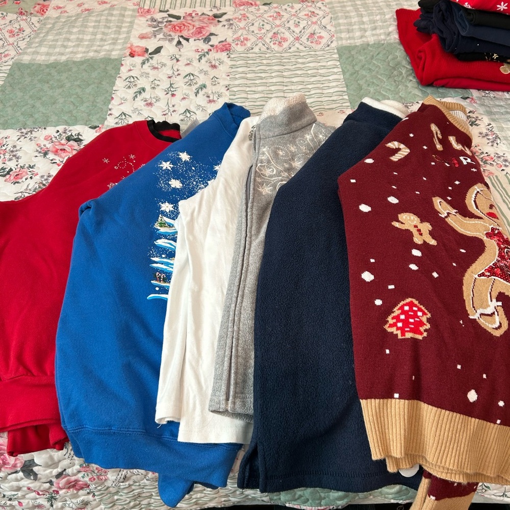 Lot of 12 vintage women's Christmas sweaters in Large and extra‎ large.